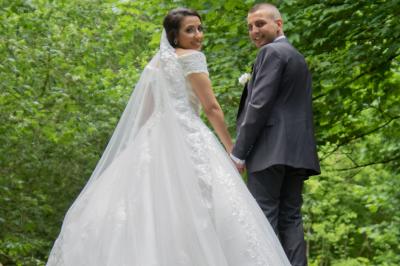 Miniature Night and Dream #51 Une mariée glisse une alliance au doigt de son partenaire lors d'une cérémonie de mariage.