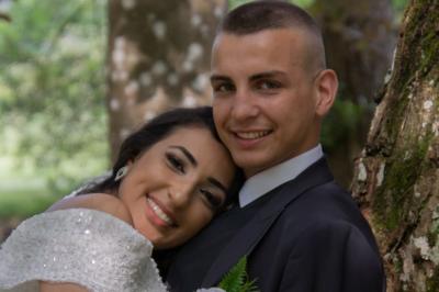 Miniature Night and Dream #53 Une mariée glisse une alliance au doigt de son partenaire lors d'une cérémonie de mariage.