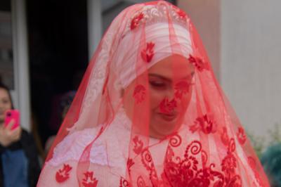 Miniature Night and Dream #54 Une mariée glisse une alliance au doigt de son partenaire lors d'une cérémonie de mariage.