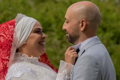 Miniature Night and Dream #55 Une mariée glisse une alliance au doigt de son partenaire lors d'une cérémonie de mariage.