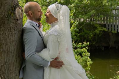 Miniature Night and Dream #56 Une mariée glisse une alliance au doigt de son partenaire lors d'une cérémonie de mariage.