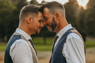 Miniature Night and Dream #23 Une mariée glisse une alliance au doigt de son partenaire lors d'une cérémonie de mariage.