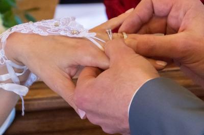 Miniature Night and Dream #58 Une mariée glisse une alliance au doigt de son partenaire lors d'une cérémonie de mariage.