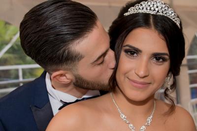 Miniature CAMELIA ET TAREK BENATIA Une mariée glisse une alliance au doigt de son partenaire lors d'une cérémonie de mariage.