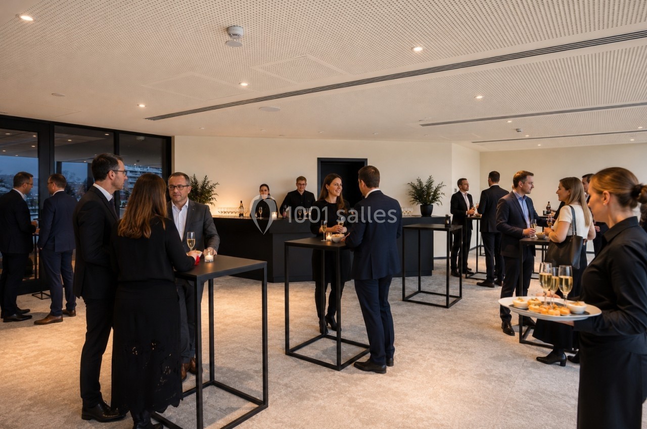 Personnes en tenue professionnelle discutant debout autour de tables hautes dans une salle lumineuse avec un service de…