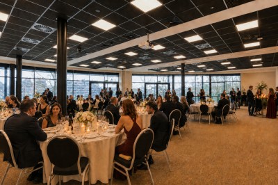 Miniature Location salle Namur (Province de Namur) - Casino Resort Namur #14 Vue sur une rivière bordée de bateaux, avec des bâtiments historiques et une colline boisée en arrière-plan.