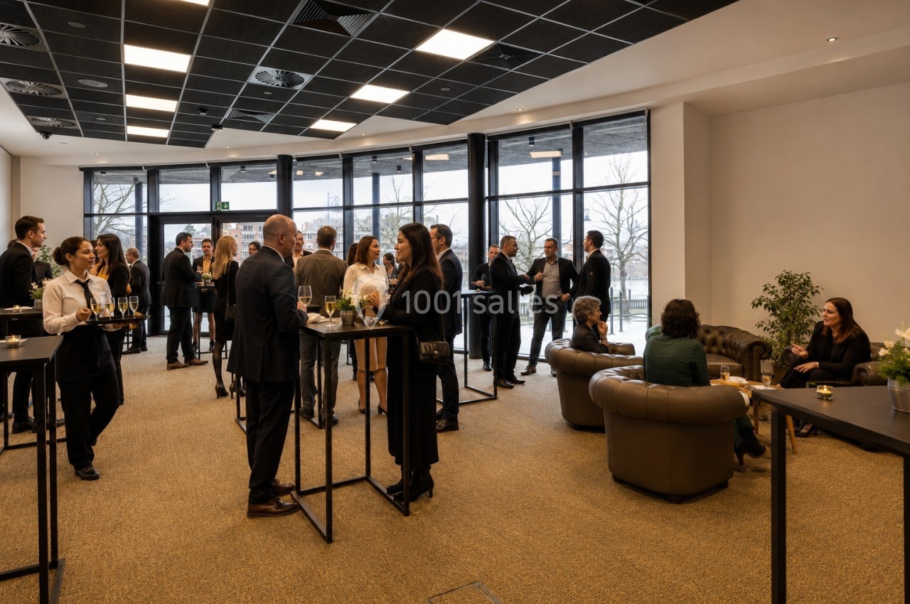 Personnes échangeant debout ou assises dans une salle lumineuse aménagée pour un événement professionnel.