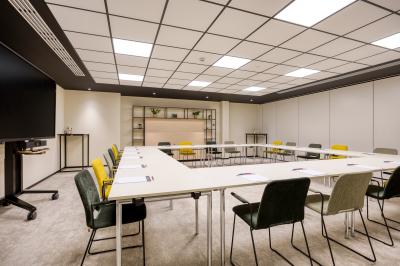 Miniature Location salle Namur (Namur) - Casino Resort Namur #5 Terrasse moderne avec mobilier vert et blanc, vue sur une rivière et des bâtiments en arrière-plan.