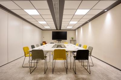 Miniature Location salle Namur (Namur) - Casino Resort Namur #6 Terrasse moderne avec mobilier vert et blanc, vue sur une rivière et des bâtiments en arrière-plan.