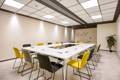 Miniature Location salle Namur (Namur) - Casino Resort Namur #7 Terrasse moderne avec mobilier vert et blanc, vue sur une rivière et des bâtiments en arrière-plan.