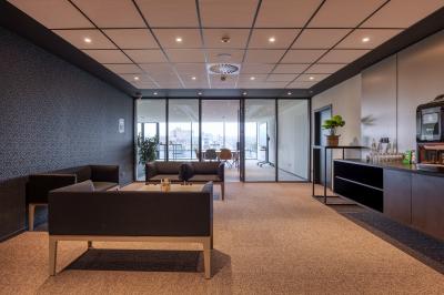 Miniature Location salle Namur (Namur) - Casino Resort Namur #8 Terrasse moderne avec mobilier vert et blanc, vue sur une rivière et des bâtiments en arrière-plan.