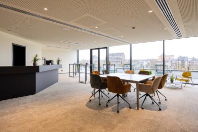 Miniature Location salle Namur (Namur) - Casino Resort Namur #9 Terrasse moderne avec mobilier vert et blanc, vue sur une rivière et des bâtiments en arrière-plan.