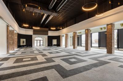 Miniature Location salle Namur (Namur) - Casino Resort Namur #17 Terrasse moderne avec mobilier vert et blanc, vue sur une rivière et des bâtiments en arrière-plan.