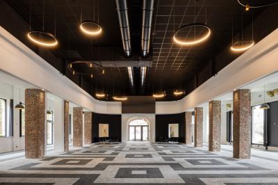 Miniature Location salle Namur (Namur) - Casino Resort Namur #18 Terrasse moderne avec mobilier vert et blanc, vue sur une rivière et des bâtiments en arrière-plan.