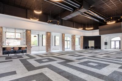 Miniature Location salle Namur (Namur) - Casino Resort Namur #20 Terrasse moderne avec mobilier vert et blanc, vue sur une rivière et des bâtiments en arrière-plan.