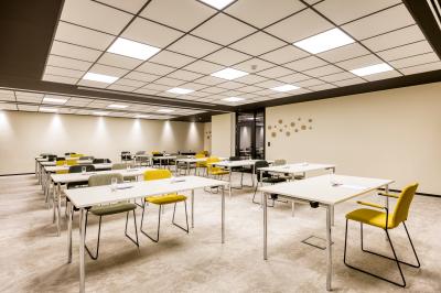 Miniature Location salle Namur (Namur) - Casino Resort Namur #23 Terrasse moderne avec mobilier vert et blanc, vue sur une rivière et des bâtiments en arrière-plan.