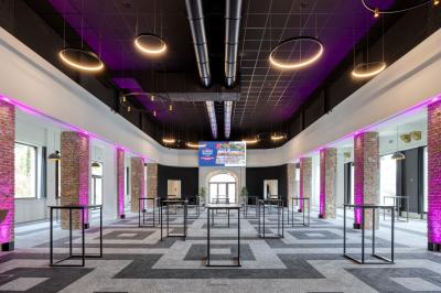 Miniature Location salle Namur (Namur) - Casino Resort Namur #25 Terrasse moderne avec mobilier vert et blanc, vue sur une rivière et des bâtiments en arrière-plan.