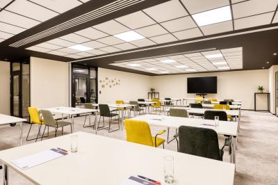 Miniature Location salle Namur (Namur) - Casino Resort Namur #26 Terrasse moderne avec mobilier vert et blanc, vue sur une rivière et des bâtiments en arrière-plan.