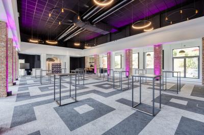 Miniature Location salle Namur (Namur) - Casino Resort Namur #27 Terrasse moderne avec mobilier vert et blanc, vue sur une rivière et des bâtiments en arrière-plan.