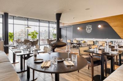 Miniature Location salle Namur (Namur) - Casino Resort Namur #32 Terrasse moderne avec mobilier vert et blanc, vue sur une rivière et des bâtiments en arrière-plan.