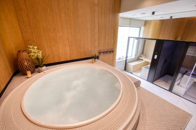 Miniature Location salle Namur (Namur) - Casino Resort Namur #36 Terrasse moderne avec mobilier vert et blanc, vue sur une rivière et des bâtiments en arrière-plan.