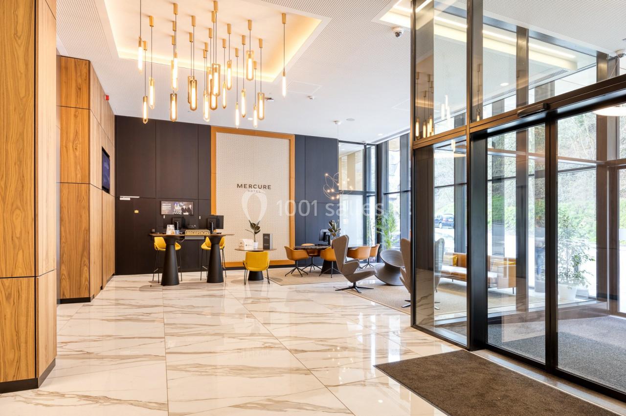 Location salle Namur (Namur) - Casino Resort Namur #40 Hall d'entrée moderne avec sol en marbre, mobilier design, éclairage suspendu et grandes baies vitrées.