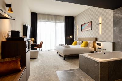 Miniature Location salle Namur (Namur) - Casino Resort Namur #43 Terrasse moderne avec mobilier vert et blanc, vue sur une rivière et des bâtiments en arrière-plan.