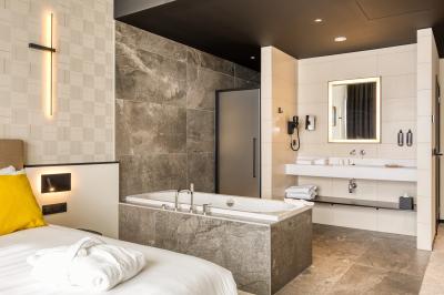 Miniature Location salle Namur (Namur) - Casino Resort Namur #45 Terrasse moderne avec mobilier vert et blanc, vue sur une rivière et des bâtiments en arrière-plan.