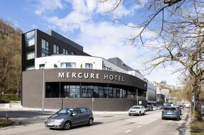Miniature Location salle Namur (Namur) - Casino Resort Namur #49 Terrasse moderne avec mobilier vert et blanc, vue sur une rivière et des bâtiments en arrière-plan.