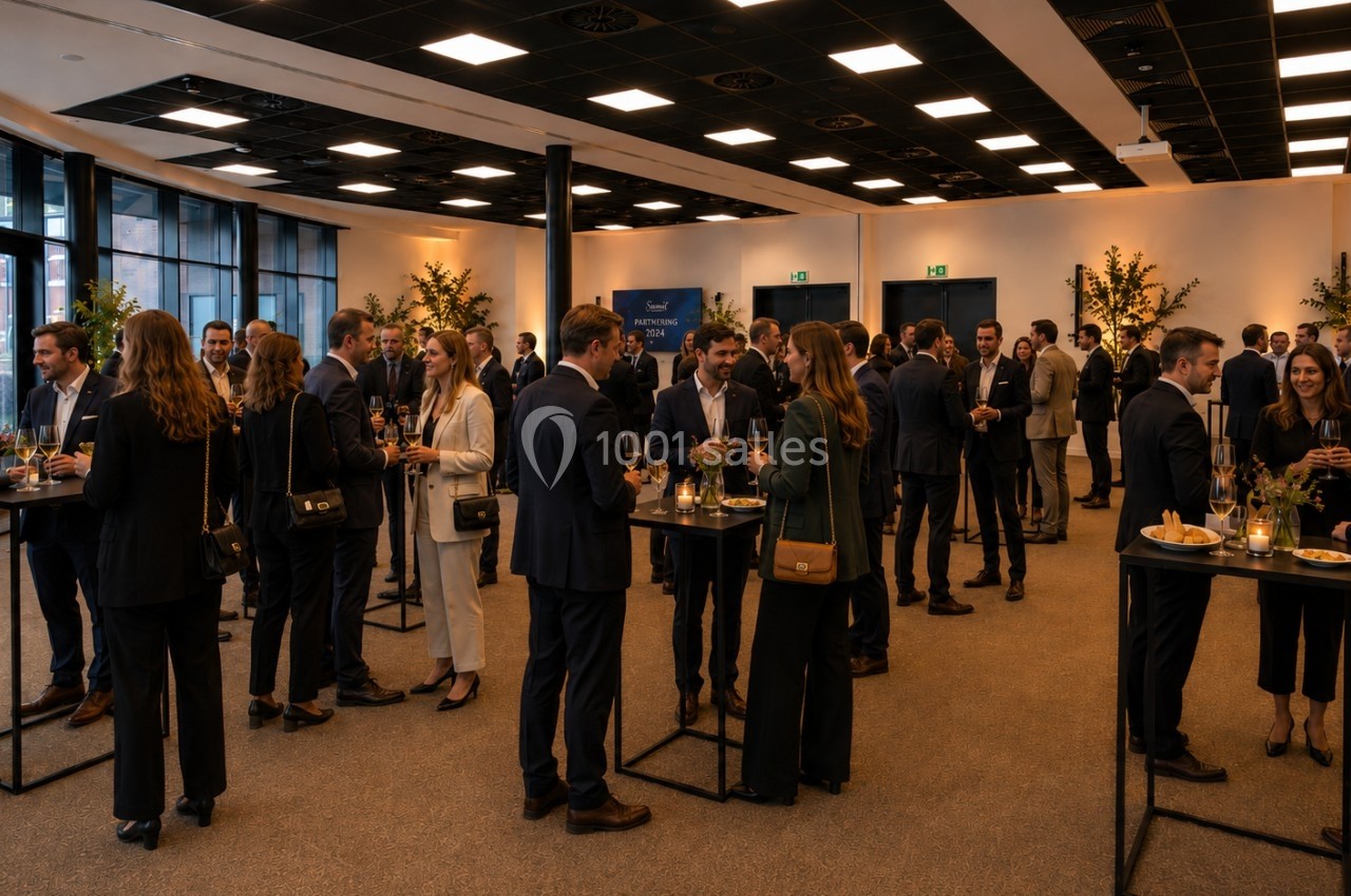 Location salle Namur (Province de Namur) - Casino Resort Namur #18 Des personnes en tenue professionnelle discutent debout autour de tables hautes dans une salle lumineuse.