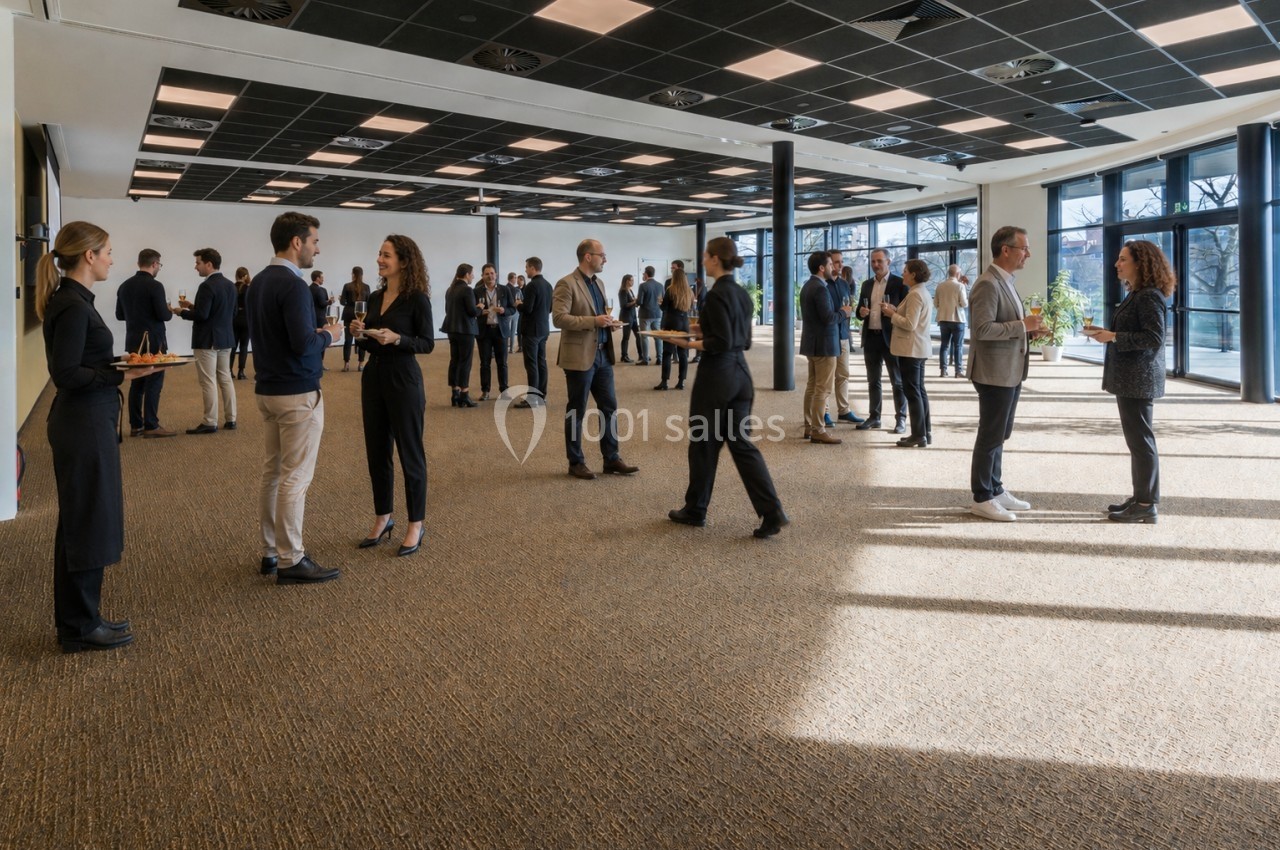 Location salle Namur (Province de Namur) - Casino Resort Namur #19 Des personnes discutent debout dans une grande salle lumineuse, avec des serveurs apportant des plateaux.