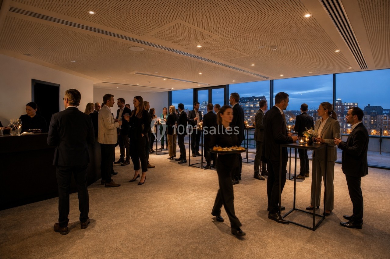 Location salle Namur (Province de Namur) - Casino Resort Namur #25 Des personnes discutent debout dans une salle moderne avec de grandes baies vitrées donnant sur une ville éclairée.