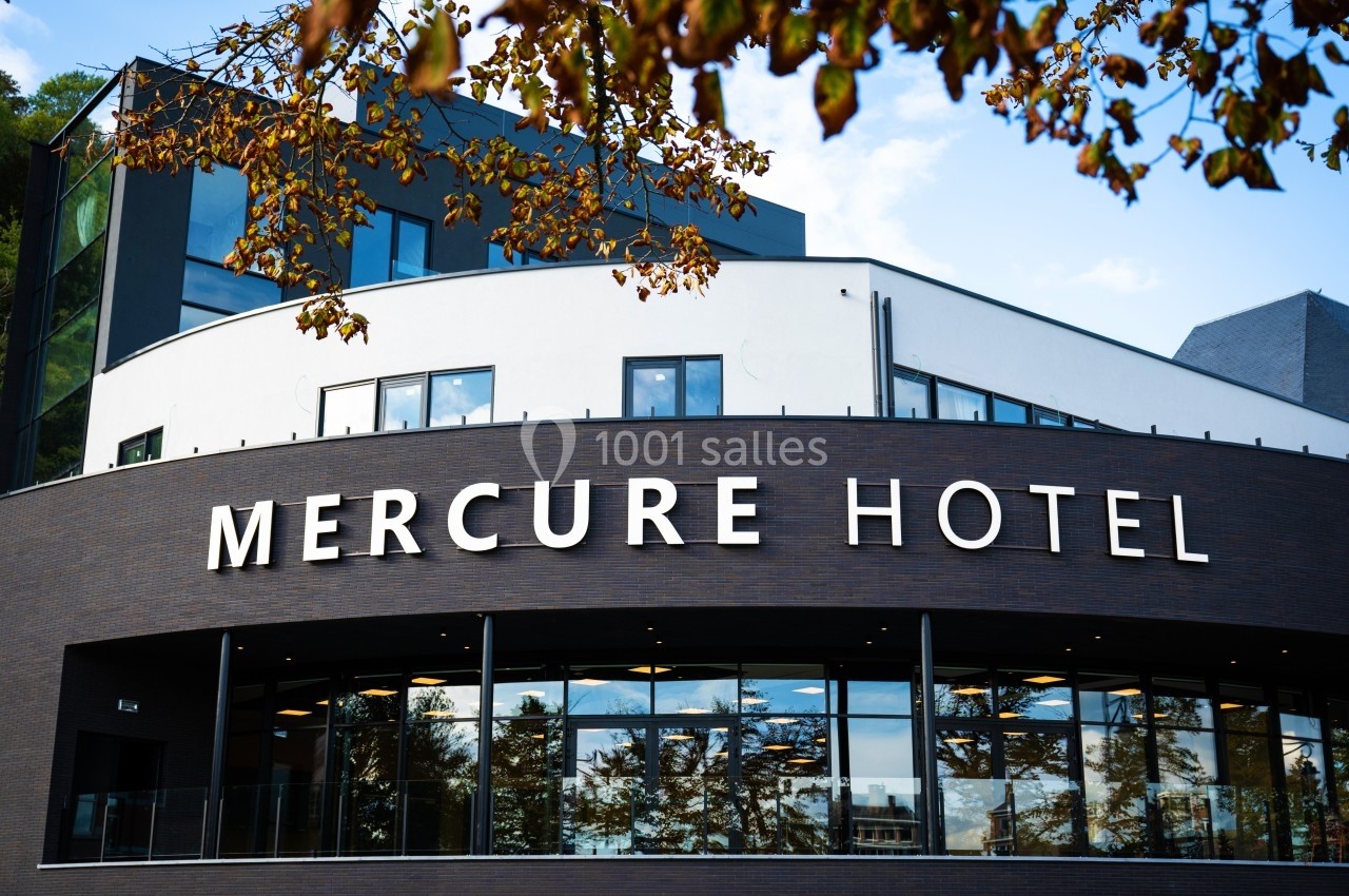 Location salle Namur (Province de Namur) - Casino Resort Namur #29 Façade moderne d'un hôtel avec l'inscription ’Mercure Hotel’ sur un bâtiment en briques sombres.