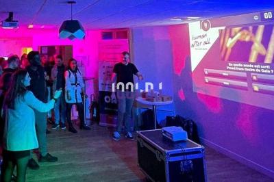 Miniature DJ Asnières-sur-Seine (Hauts-de-Seine) - Inji Events #7 Un DJ mixe sur scène devant un écran géant projetant une vidéo d'une danseuse en tenue scintillante.