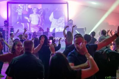 Miniature DJ Asnières-sur-Seine (Hauts-de-Seine) - Inji Events #4 Un DJ mixe sur scène devant un écran géant projetant une vidéo d'une danseuse en tenue scintillante.