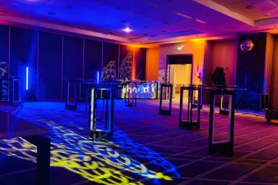 Miniature DJ Asnières-sur-Seine (Hauts-de-Seine) - Inji Events #8 Un DJ mixe sur scène devant un écran géant projetant une vidéo d'une danseuse en tenue scintillante.