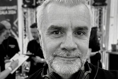 Miniature DJ Asnières-sur-Seine (Hauts-de-Seine) - Inji Events #3 Un DJ mixe sur scène devant un écran géant projetant une vidéo d'une danseuse en tenue scintillante.