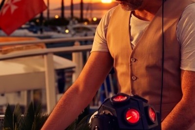 Miniature DJ Asnières-sur-Seine (Hauts-de-Seine) - Inji Events #4 Un DJ mixe sur scène devant un écran géant projetant une vidéo d'une danseuse en tenue scintillante.