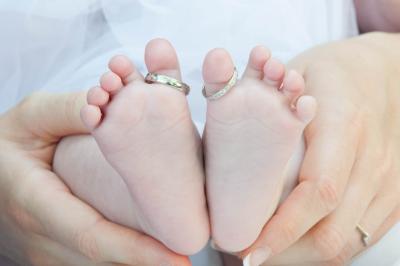 Borne photo interactive avec accessoires colorés sur une table, décorée pour un événement festif.