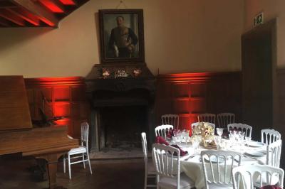 Miniature Location salle Bellignies (Nord) - Château de Bellignies #16 Salle de réception élégante avec tables dressées, chaises blanches, décorations florales et un piano en arrière-plan.