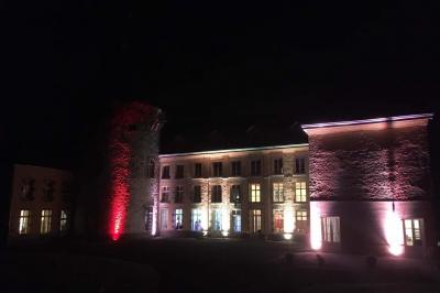 Miniature Location salle Bellignies (Nord) - Château de Bellignies #25 Salle de réception élégante avec tables dressées, chaises blanches, décorations florales et un piano en arrière-plan.