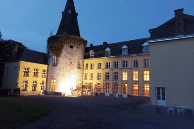 Miniature Location salle Bellignies (Nord) - Château de Bellignies #24 Salle de réception élégante avec tables dressées, chaises blanches, décorations florales et un piano en arrière-plan.