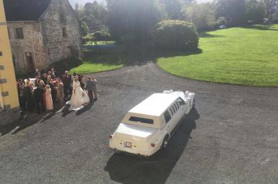 Miniature Location salle Bellignies (Nord) - Château de Bellignies #20 Salle de réception élégante avec tables dressées, chaises blanches, décorations florales et un piano en arrière-plan.