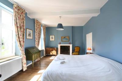 Miniature Location salle Bellignies (Nord) - Château de Bellignies #29 Salle de réception élégante avec tables dressées, chaises blanches, décorations florales et un piano en arrière-plan.