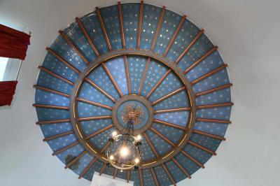 Miniature Location salle Bellignies (Nord) - Château de Bellignies #28 Salle de réception élégante avec tables dressées, chaises blanches, décorations florales et un piano en arrière-plan.