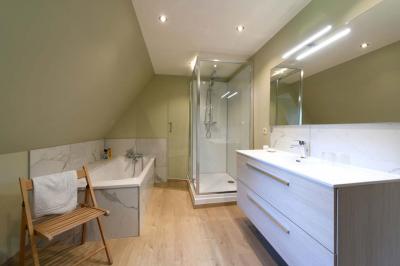 Miniature Location salle Bellignies (Nord) - Château de Bellignies #32 Salle de réception élégante avec tables dressées, chaises blanches, décorations florales et un piano en arrière-plan.