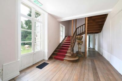 Miniature Location salle Bellignies (Nord) - Château de Bellignies #26 Salle de réception élégante avec tables dressées, chaises blanches, décorations florales et un piano en arrière-plan.