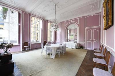 Miniature Location salle Bellignies (Nord) - Château de Bellignies #18 Salle de réception élégante avec tables dressées, chaises blanches, décorations florales et un piano en arrière-plan.