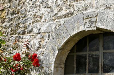 Miniature Location salle Bellignies (Nord) - Château de Bellignies #37 Salle de réception élégante avec tables dressées, chaises blanches, décorations florales et un piano en arrière-plan.