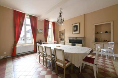 Miniature Location salle Bellignies (Nord) - Château de Bellignies #19 Salle de réception élégante avec tables dressées, chaises blanches, décorations florales et un piano en arrière-plan.